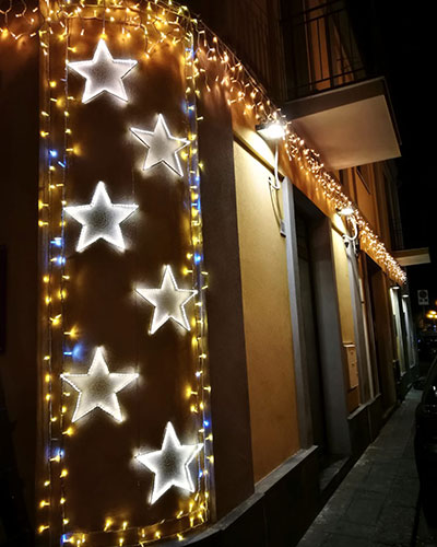 Natale-illuminazione-pioggia-e-stelle